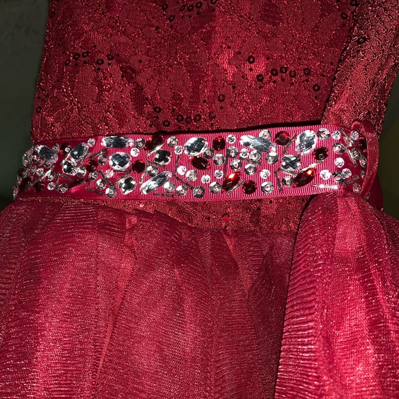 It is a red velvet with lace and gems - Picture 2 of 7